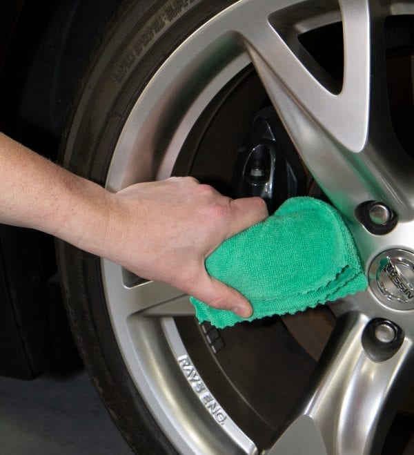 M950G used to wipe down car tire